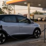 Pontos de recarga carro elétrico: carro elétrico conectado em um dos pontos de recarga de carro elétrico de um posto de rodovia