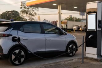 Pontos de recarga carro elétrico: carro elétrico conectado em um dos pontos de recarga de carro elétrico de um posto de rodovia
