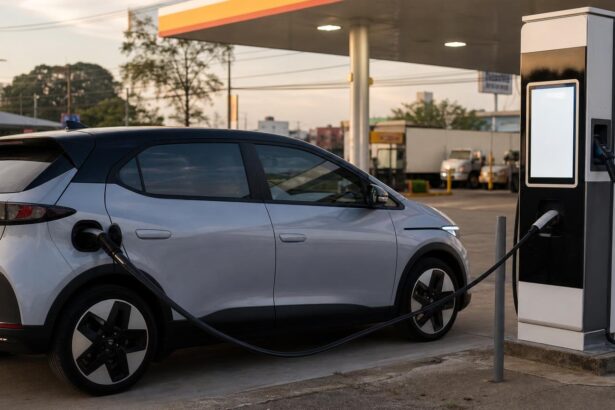 Pontos de recarga carro elétrico: carro elétrico conectado em um dos pontos de recarga de carro elétrico de um posto de rodovia