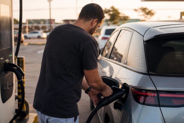 Posto de recarga de carro elétrico quanto custa: motorista conecta o cabo do carregador rápido de um posto de recarga ao carro elétrico