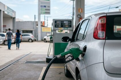 Bico da bomba de combustível em abastecimento de veículo durante fiscalização de preço abusivo de combustíveis.