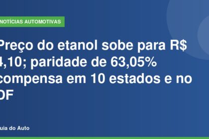 Pre&ccedil;o do etanol: frentista inserindo bico de abastecimento de combust&iacute;vel no tanque de um autom&oacute;vel em posto brasileiro, com bomba ao fundo desfocada.