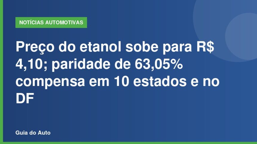 Preço do etanol: frentista inserindo bico de abastecimento de combustível no tanque de um automóvel em posto brasileiro, com bomba ao fundo desfocada.