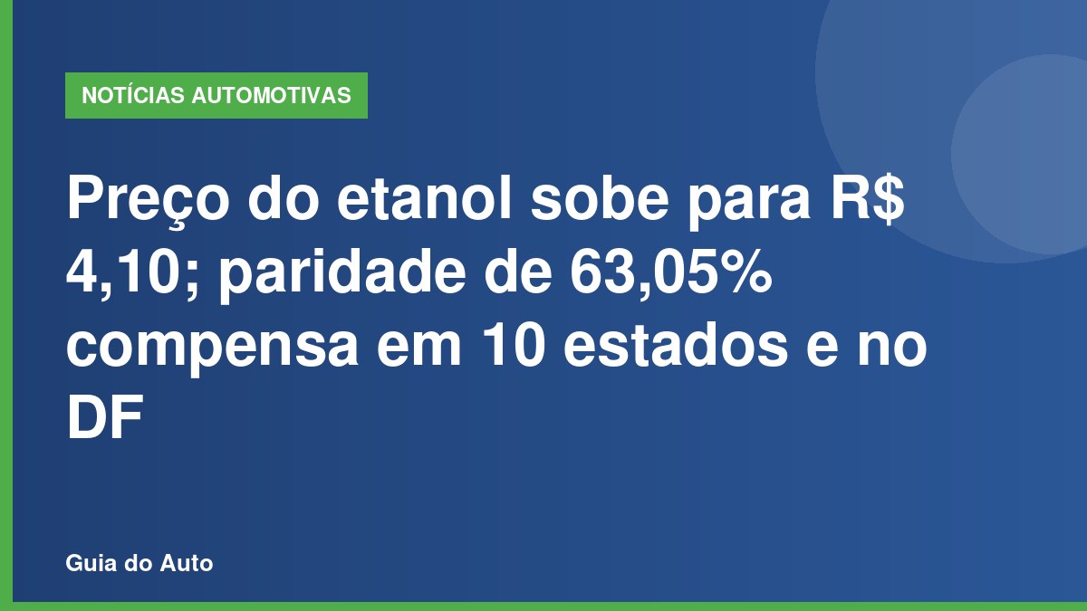 Preço do etanol: frentista inserindo bico de abastecimento de combustível no tanque de um automóvel em posto brasileiro, com bomba ao fundo desfocada.