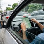 Motorista com documento do veículo ao volante, sem cobrança de taxa de SPVAT e DPVAT no licenciamento.