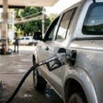 Subsidio de combustiveis: bico injetor de combustível abastecendo veículo em posto automotivo.