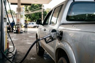 Subsidio de combustiveis: bico injetor de combustível abastecendo veículo em posto automotivo.