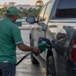 Bico da bomba de diesel no posto, combustível que tem subvenção ao diesel de R$ 2,12 por litro prorrogada