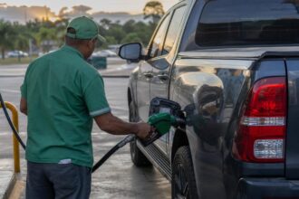 Bico da bomba de diesel no posto, combustível que tem subvenção ao diesel de R$ 2,12 por litro prorrogada