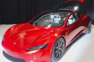 Superesportivo Tesla Roadster apresentado em evento oficial