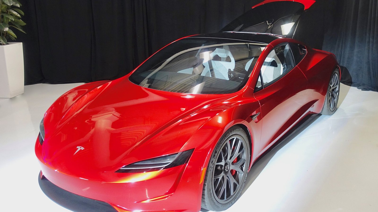 Superesportivo Tesla Roadster apresentado em evento oficial