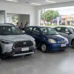 Toyota PCD com opções de veículos expostos em concessionária brasileira