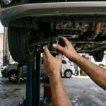 Troca de óleo e filtro: mecânico instalando o filtro de óleo novo no motor