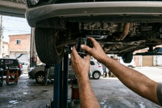 Troca de óleo e filtro: mecânico instalando o filtro de óleo novo no motor