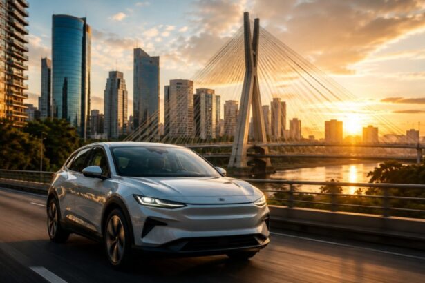 Vendas da Volvo Car Brasil: sUV moderno conectado a estação de recarga rápida em ponto de apoio rodoviário durante o entardecer.