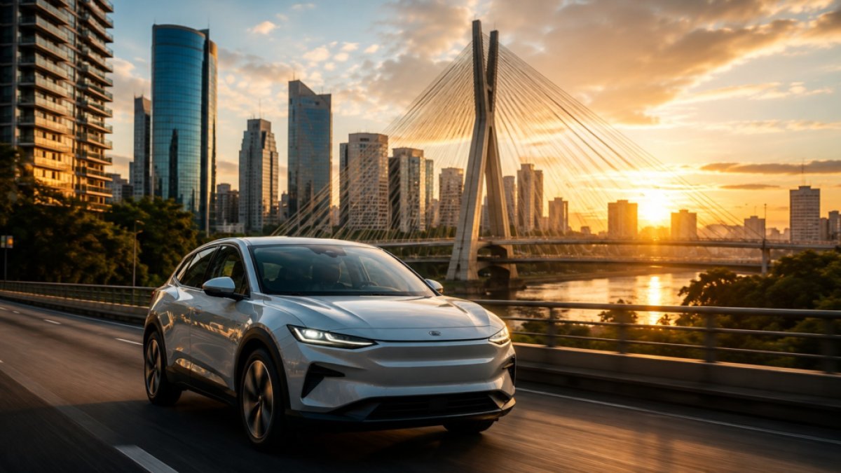 Vendas da Volvo Car Brasil: sUV moderno conectado a estação de recarga rápida em ponto de apoio rodoviário durante o entardecer.