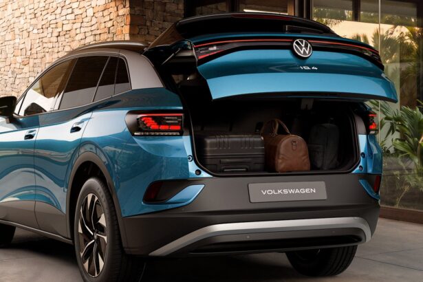 Volkswagen ID.4 Pro: plugue de recarga conectado à lateral de um SUV elétrico em ponto de carregamento urbano.