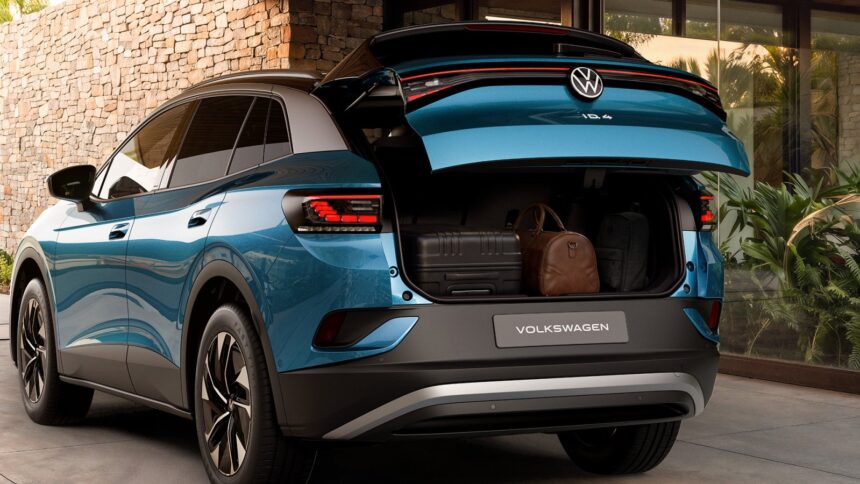 Volkswagen ID.4 Pro estreia no Brasil por R$ 299.990 com 389 km de autonomia 1 Volkswagen ID.4 Pro: plugue de recarga conectado à lateral de um SUV elétrico em ponto de carregamento urbano.