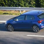 Volkswagen Polo azul em uma rodovia