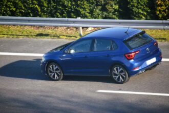Volkswagen Polo azul em uma rodovia